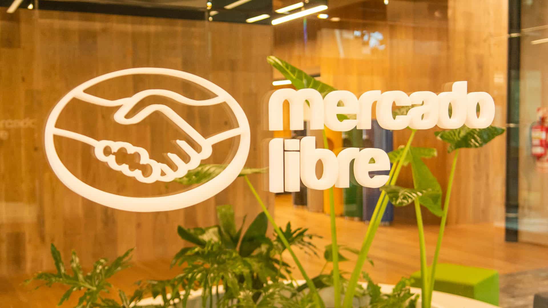 Mercado Libre emplea tecnologías como inteligencia artificial (IA) y machine learning (ML) para combatir irregularidades en su plataforma.